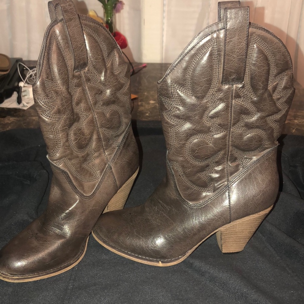 Women’s Cowboy boots 👢